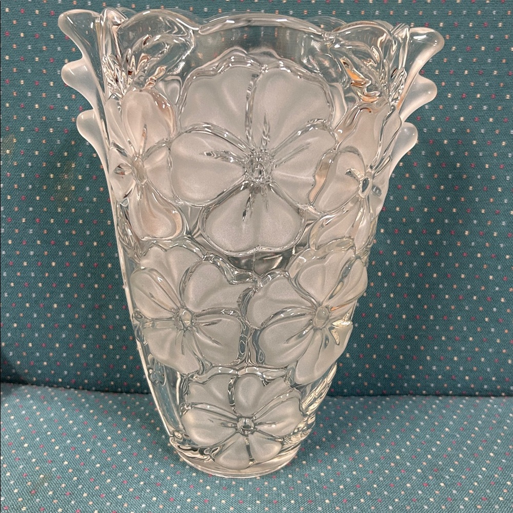 Mikasa’s Studio Nova Line Clear Floral Glass Vase in pansies